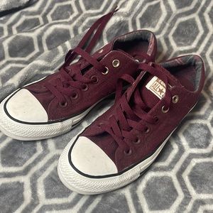 Women’s 8 Converse burgundy low top shoes